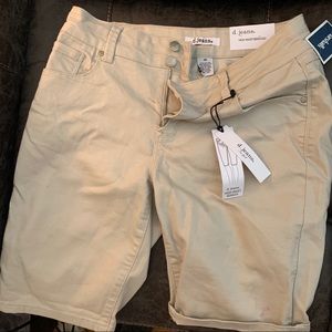 D. Jeans Khaki Bermuda Shorts NWT
